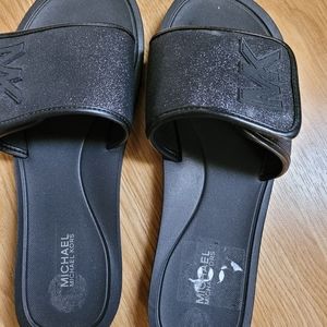 Micheal kors slippers 3/25$ 🔥
